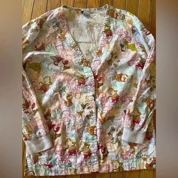Disney 7 Dwarfs Scrubs Chore Shirt Women’s Size Large Button Down Long Sleeve - Picture 4 of 6